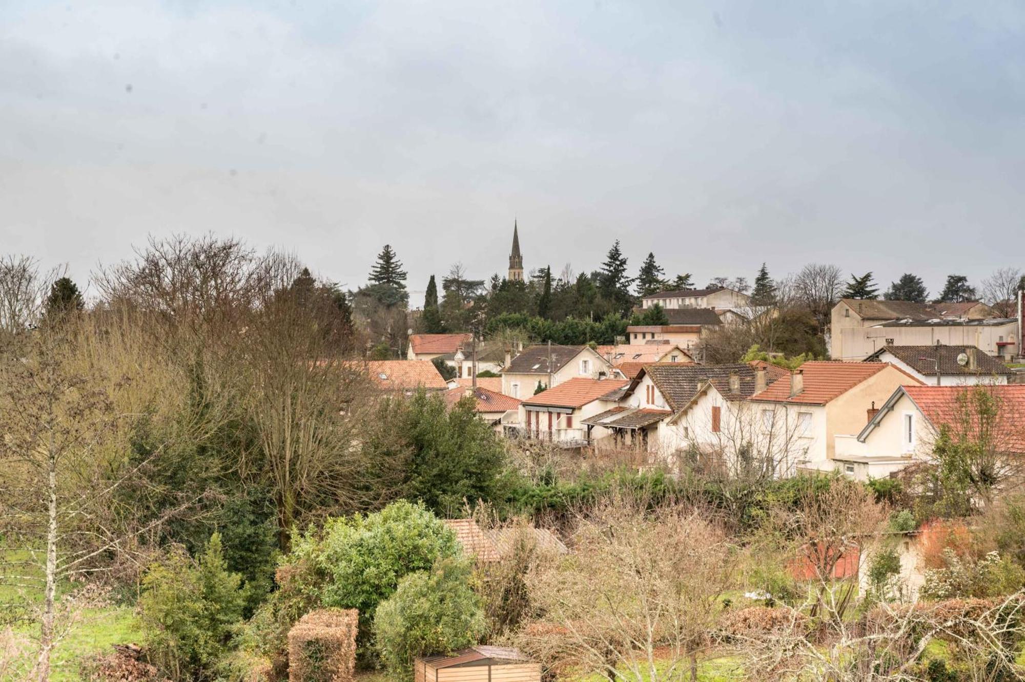Le Ambroise - T3 Spacieux Et Calme Avec Parking Gratuit Bergerac Exterior foto